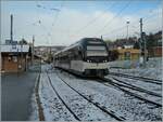 Der erste Schnee in Blonay! Der im Vierteilstundentakt in der Hauptverkehrszeit eingesetzte ABeh 2/6 7508 pausiert im Gleisvorfeld in Blonay beim Blonay-Chamby Bahnhofshäuschen.