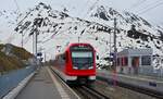 Nicht das den älteren Fernsehzuschauern vielleicht noch bekannte Raumschiff, sondern der RABeh 8/12 306 der Matterhorn-Gotthard-Bahn vom Typ Orion («Optimaler Regionalzug Im Oeffentlichen Nahverkehr») trifft am 06.05.2024 im Bahnhof Nätschen oberhalb von Andermatt ein 