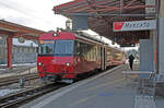 Montag den 06.01.2025 um 15:22 Uhr in Gais (AR). Besuch bei den Appenzeller Bahnen (AB). Im Bahnhof Gais auf Gleis 1 steht die abfahrbereite S24 3155. Gais ab um 15:24 Uhr. Die Ankunft in Altstätten Stadt ist um 15:47 Uhr. Der zweiteilige Zug mit Zahnradantrieb besteht aus dem Triebwagen BDeh 4/4 (2. Klasse + Gepäckabteil) mit der Fahrzeugnummer 17 sowie dem Steuerwagen ABt mit der Fahrzeugnummer 122 (1. + 2. Klasse). Koordinaten GMS (Grad, Minuten, Sekunden): N 47° 21’ 39.6’’ O 9° 27’ 5.1’’