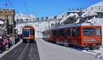 Dicht gedrängt am Bahnsteig erwarten die vornehmlich aus Fernost stammenden Touristen den in Bergstation Gornergrat ankommenden Bhe 4/6 3095, rechts steht der Bhe 4/8 3053 als Reserve abgestellt