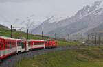 Zwischen Realp und Andermatt zieht der Deh II 4/4 91 den RE 43 am 06.05.2024 durch das Urserental