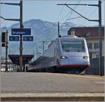 So könnte der Reisende seinen Zug sehen, denn er noch knapp erwischen könnte...
Doch dieser CIS ET 470 auf dem Weg nach Milano fährt in Brunnen ohne Halt durch.

15. April 2009