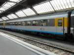 SBB - Cisalpino - Personenwagen 1 Kl. Apm 61 85 10-90 258-7 in den Cisalpino Farben im Hauptbahnhof von Zrich am 26.04.2009