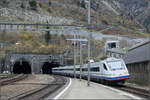 Nach langer Dunkelheit endlich am Tageslicht -

Ein Cisalpino am Nordportal des Gotthardtunnels. Rechts im Hintergrund die Zahnrad-Strecke Göschenen - Andermatt. 

02.11.2005 (M)