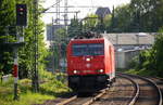 185 596-4  Suzy  von Crossrail  kommt als Lokzug aus Aachen-West(D) nach Mönchengladbach-Hbf und kommt aus Richtung Aachen-Hbf,Aachen-Schanz,Aachen-West,Laurensberg,Richterich,Kohlscheid,Herzogenrath,Palenberg,Zweibrüggen,Frelenberg,Geilenkirchen,Süggerrath,Lindern,Brachelen,Hückelhoven-Baal,Baal und fährt durch Erkelenz in Richtung Herrath,Beckrath,Wickrath,Rheydt-Hbf,Mönchengladbach-Hbf. 
Aufgenommen vom Bahnsteig 1 in Erkelenz. 
Bei Sommerwetter am 17.5.2017.