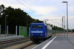 145 201 der Crossrail AG als Tfzf durchfährt den Bahnhof Schkopau auf der Bahnstrecke Halle–Bebra (KBS 580) Richtung Großkorbetha.