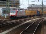 185 593-1 von Crossrail kommt am 22.01.2010 mit einem Containerzug ber Gleis 1 durch den Aachener Hbf auf dem Weg nach Aachen West.