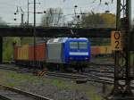 145-CL 203 von Crossrail mu ihrer Class66-Kollegin 266 034-8 am 24.04.2012 als Schublok helfen, einen langen Containerzug aus Aachen West auf der Rampe zum Gemmenicher Tunnel nach Belgien zu ziehen.