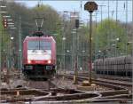 Die 185 591-5 (Crossrail) wartet in Aachen West auf ihr Ausfahrtssignal. April 2012.