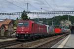 Crossrail 185 595 und eine Schwestermaschine ziehen am 30. Mai 2015 einen Containerzug in Richtung Lötschberg. Hier bei einem Signalhalt im Bahnhof Burgdorf