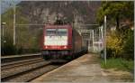 Die Crossrail Lok 185 591-5 zeigt sich im sanften Morgensonnenlicht in Varzo auf der Simplon Südrampe.