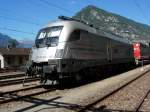 Ein Hupac Taurus, BR 182 steht am 8 Septemer ausgestellt im Bahnhof Biasco, anlsslich des 125 Jahre Gotthard Jubilum.