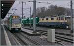 Während links im Bild in Morges ein BAM MBC Regionalzug R56 auf die Abfahrt nach Bière wartet, schieb die IRSI Re 4/4 II 11387 (Re 421 387-2) ihren aus Gland nach Morges gebrachten Kieszug zur Weiterfahrt auf der Schmalspur nach Apples auf die Rollbockgrube. 

22. Feb. 2024