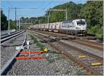 Die Rail Care Rem 476 454 (UIC 91 85 4476 454-9 CH-RLC) mit ihrem Coop Container Zug auf der Fahrt von Genève nach Vufflens la Ville hier zu sehen bei Mies.
19. Juni 2018