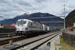 Die Rem 476 451  Graubnden  rangiert am 19.04.2024 mit einem Containerwagen im Bahnhof Bellinzona