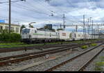 Railcare - Lok 91 85 4 476 457-7 mit Güterzug unterwegs in Pratteln am 2024.09.30 ... Standort des Fotografen ausserhalb der Geleise auf der Strasse