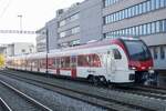 Der neue RABe 533 701 für RegionAlps der am 11.11.24 beim Bahnhof Gümligen steht.