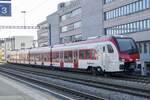 Der RABe 533 701 für RegionAlps ddr am 11.11.24 beim Bahnhof Gümligen steht.