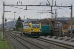 Von Frauenfeld kommend fhrt am 16.11.2018 Rem 487 001 der SRT in den Bahnhof von Brglen (TG), um die letzte mit Zuckerrben befllte Wagengruppe abzuholen und in die Zuckerfabrik in Frauenfeld zu