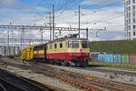 Re 4/4 II 421 393 im eleganten TEE anstrich durchfährt den Bahnhof Pratteln.