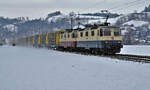 Doppeltraktion Rheingold Re 421 387 und TEE Re 421 393 von Trans Rail AG
mit einem Holzzug nach Menznau zur SWISS KRONO AG bei Rohrbach am 21.Januar 2023.
Foto: Walter Ruetsch