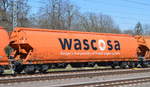 Einer der orangen Drehgestell-Schüttgutwagen mit Schwenkdach und dosierbarer Schwerkraftentladung zum Getreidetransport der Firma WASCOSA AG mit niederländischer Registrierung mit der Nr. 37 TEN 84 NL-WASCO 0764 282-6 Tagnpps (GE) in einem Ganzzug am 24.03.20 Magdeburg Hbf. 