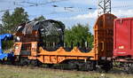 In einem gemischten Güterzug als Schadwagen, ein Drehgestell-Flachwagen mit nicht vorhandener Schiebeplane für den Transport von Coils vom Einsteller vom Einsteller WASCOSA AG mit Nr.