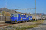 Doppeltraktion, mit den WRS Loks 430 112-3 und 430 111-5 muss auf dem Nebengleis beim Bahnhof Gelterkinden Personenzüge vorfahren lassen.