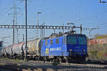 Re 430 115-6 der WRS durchfährt den Bahnhof Pratteln.