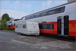 Rollout des ersten Kiss für die ÖBB. 

Ziemlich knapp geht es erst mal an einem ungünstig abgestellten Wohnwagen vorbei, hier für den Zwischenwagen 7034 301. St. Margrethen, April 2024.