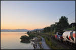 Frühmorgens am Ufer des Zürichsees: Die Eem 923 026-9  Hofberg  befindet sich mit wenigen Güterwagen auf dem Weg in Richtung Pfäffikon SZ.