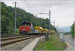 Will oder kann im Endbahnhof das Triebfahrzeug seinen Zug nicht umfahren, gibt es seit vielen Jahren die Möglichkeit, den Zug zu schieben. Im Reiseverkehr Gang und Gäbe, im Güterverkehr die grosse Ausnahme, fehlt doch der  Steuerwagen  bzw. die  Steuerleitung . Doch es gibt Ausnahmen: Zwischen Vevey und Rivaz wurde jahrelange ein  Sputnik  als  Steuerwagen  verwendet und wie dieses Bild zeigt, geht es auch ohne  Steuerwagen . Kurz nach St-Maurice schiebt die SBB Eem 923 013-7 als Zugfahrt, wie das grüne Signal untermalt,  ihren Güterzug in Richtung des Anschlussgleises bei Massongex, zwar sitzt der Lokführer in der  Maschine  doch die Strecke beobachtet wie auf dem Bild zu sehen, ein Streckenkundiger Bahn-Mitarbeiter. Der kurze Abschnitt vom Bahnhof von St-Maurice bis zur Streckentrennung im Hintergrund wird übrigens nicht nur von den  Nebenbahn -Zügen der Strecken nach St-Gingolph genutzt, sondern hauptsächlich auch von den zahlreichen Zügen der Simplonline Lausanne - Brig.

14. Mai 2020