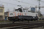 Aem 940 003-7 von SERSA durchfährt am 22.02.2023 solo den Bahnhof Pratteln.