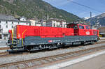 Donnerstag den 06.04.2023 um 13:35 Uhr. Im Bahnhof Airolo steht die Zweikrafthybridlokomotive Aem 940. Ganze Fahrzeugnummer: Aem 91 85 4 940 014-4 CH-SBB I. Achskonfiguration: 4-Achser Bo’Bo’-el/de. Gewicht: 84 Tonnen (bis zu 90 Tonnen mit Ballast). Spannungssystem: 15 kV AC 16 2/3 Hz. Elektromodus: Maximale / Nennleistung: 2’000 kW / 1’735 kW. Dieselbetrieb: Maximale Leistung: 900 kW. Höchstgeschwindigkeit: 120 km/h. Zugkraft: 300 kN. Mehrfachtraktion mit bis zu 4 Lokomotiven. Dieseltankvolumen: 3’000 Liter. Erbauer: Alstom. Die Alstom Prima H4, auch als Prima H4 oder H4 bezeichnet, sind von Alstom am Standort Belfort entwickelte Rangierlokomotiven die sowohl im Strecken- als auch im schweren Rangierbetrieb eingesetzt werden können. Bei den Schweizerischen Bundesbahnen tragen die Lokomotiven die Baureihenbezeichnung SBB Aem 940. An der Lok steht die Anschrift: „Ue BI 31. 07. 20“ was vermutlich Übergabe in Biel/Bienne am 31. 07. 2020 bedeutet. Baujahr: 2019.