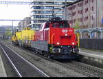 SBB - Lok Aem 940 013-6 mit Baudienstfahrzeugen bei der durchfahrt im Bhf.