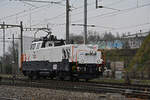 Aem 940 003-7 von Sersa durchfährt am 22.02.2023 solo den Bahnhof Pratteln.