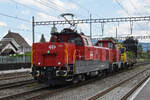 Am 10.06.2024 schleppt die Aem 940 033-4 die Am 841 011-0 durch den Bahnhof Rupperswil.