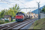 SBB Cargo Eem 923 026 verlässt am 17. August 2020 mit drei leeren Getreidewagen aus Les-Hauts-Geneveys den Bahnhof Chambrelien Richtung Neuchâtel.

