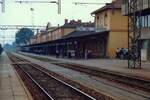 Gleisseitige Ansicht des Aufnahmegebäude der Železnička Stanica Subotica am 24.August 2001.