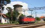 Im Bahnhof Aleksinac in Serbien bildet ein sehr schner alter Wasserturm
einen idealen Hintergrund fr Eisenbahnszenen. Am 4.5.2013 rangierte 
gerade Elektrolok 441-749 vor diesem Bauwerk.
