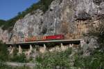Bei Caca in Serbien fhrt eine Eisenbahnstrecke ber einem Fluss direkt an den 
Felswnden entlang. Der einzusehende Abschnitt reicht gerade aus, um am 
3.5.2013 den Personenzug mit Lok 444-025 nach Kraljevo darauf abzulichten.