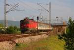 Am Stadtrand von Nis in Serbien entstand am 4.5.2013 diese Aufnahme.
Elektrolok 444-0009 mit einem Personenzug aus Beograd nhert sich in 
der Abendsonne dem Hauptbahnhof Nis.