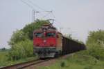 Mit einem langen Gterzug ist am 9.5.2010 sdlich von Zednik die Elektrolok
444-010 in Richtung Subotica unterwegs.