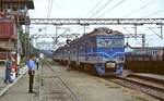 412-032 fährt im Juni 2000 in Lapovo ein. Diese Triebwagen wurden von der Waggonfabrik Riga gebaut. 