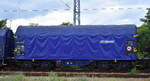 Serbischer Drehgestell-Flachwagen mit Schiebeplane für Coil-Transporte vom Einsteller AXBENET s.ro. mit der Nr. 33 RIV 72 SRB-AXBSK 4776 204-6 Shimms-z in einem gemischten Güterzug am 03.07.24 Höhe Bahnhof Ruhland.