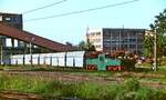 Die Grubenlokomotive 18 vor der Kohleverladungsanlage des Kraftwerks Kolubara in Vreoci im Sommer 2005 