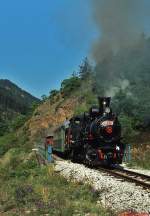 83-173 fährt im Mai 2009 mit einem Sonderzug von Mokra Gora nach Sargan-Vitasi im Tal des Kamesina-Baches bergwärts.