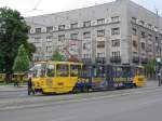 Bunt lackiert, fast jede Tram anders farbig, so stellte sich mir am 
9.5.2010 die Tram Landschaft in Belgrad dar. Wagen 376 war, wie hier zu
sehen, gelb blau, trug eine Kreditkarten Werbung.