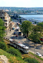 Am 09.05.2009 ist ein KT4 der Belgrader Straßenbahn auf der Strecke hinauf zur Festung unterwegs, im Hintergrund die Save 