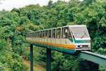 Zug J der SDC Sentosa Monorail kurz vor der Cable Car Station 4 am 08.Mai 2002.